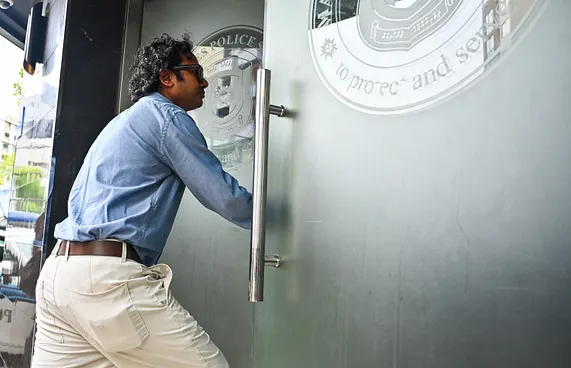 ޑޮކިމެންޓްރީއާ ގުޅިގެން އަދަދުގެ އެޑިޓަރު ތަހުގީގުގައި ހަނު