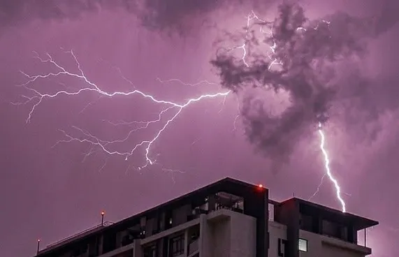 ވަރުގަދަ ގުގުރިތަކާ އެކު ހޮނުއެޅި ބިރުވެރި ރެއެއް