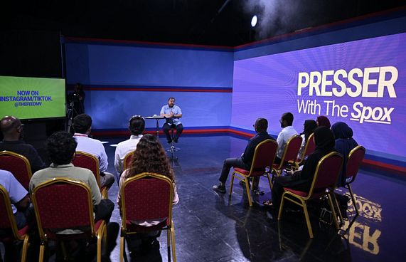 އާ ތަރުޖަމާނު ސިލްސިލާކޮށް ނޫސްވެރިންނާ ބައްދަލު ކުރައްވަނީ