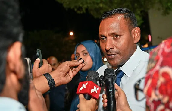 އީޝާ އެއްބާރުލުން ދީ، ހުރިހާ ވާހަކައެއް ކިޔައިދެނީ