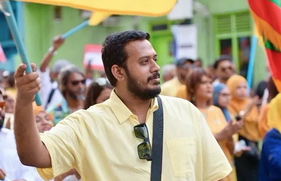 ފުލުހެއް ގައިގައި ޖެހިކަމަށް ތުހުމަތުކޮށް މައިމޫން ފުލުހަށް