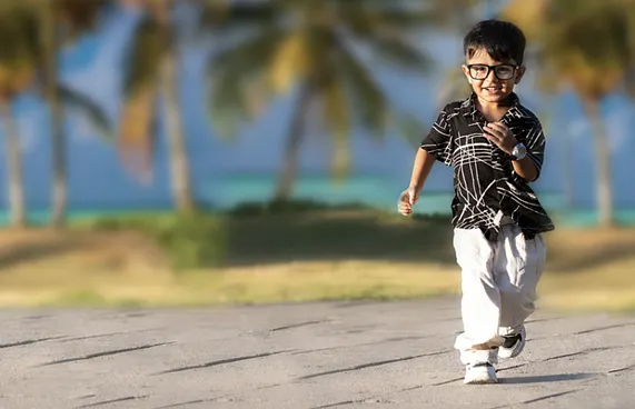 އައިކެއާއިން ކުޑަކުދިންގެ ލޯ ސްކްރީން ކުރަން ޕެކޭޖްތަކެއް