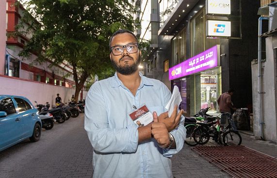 ކޯޓު އަމުރުގެ ހަބަރާ ގުޅިގެން ނޫސްވެރިއަކު ކޯޓަށް ގެންދަނީ