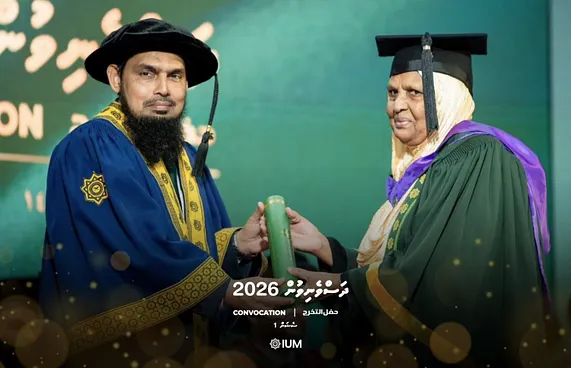 ހަދީޖާ: ފިރިމީހާގެ ހިތްވަރާއެކު 79 އަހަރުގައި ޑިގްރީ