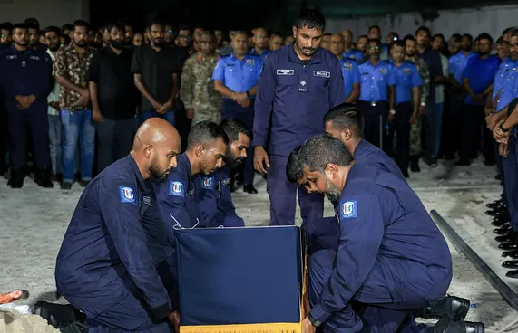 އާސިފް، ރަސްމީ އިއްޒަތުގައި ވަޅުލައިފި