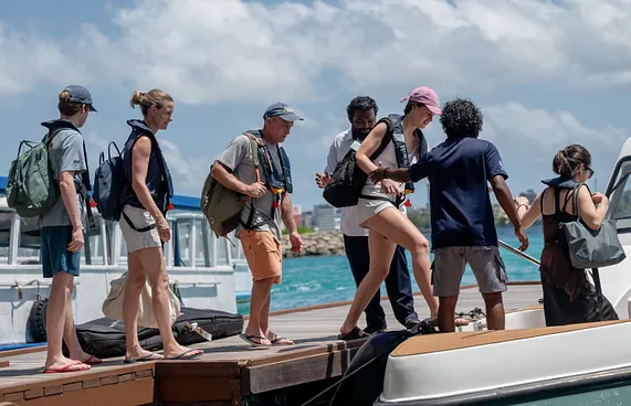 ފަސް މަހަށް ފަހު، ޔޫރަޕްގެ ޓޫރިސްޓުން އިތުރުވާން ފަށައިފި