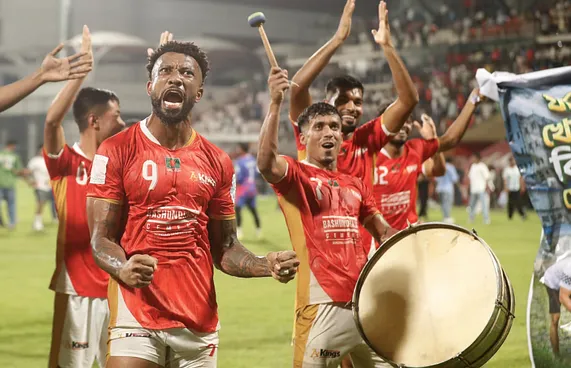 ނިއު އަށް ބްރެޒިލް ފޯވާޑަކާއި ލައިބީރިއާ ޑިފެންޑަރެއް