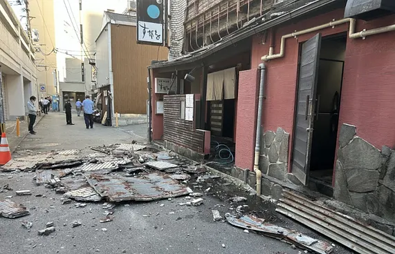 ބިންހެލުމުގައި އިމާރާތްތައް ވެއްޓި ބައެއް މީހުން ގެއްލިއްޖެ