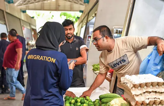 ހުޅުމާލޭ ރަށު މާރުކޭޓުން 20 ބިދޭސީއަކު ހިފަހައްޓައިފި