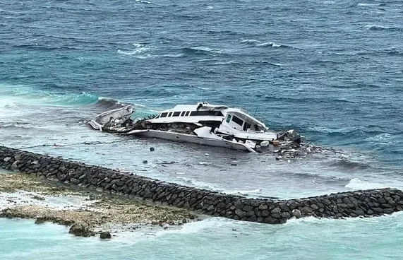 މާފުށީ ބޭރުގައި އޮންނަ ސަފާރީއެއް ފަރަށް އަރައި ފުނޑުފުނޑު