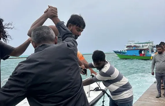 ބަންޑުން ޖަހާލި ކޮޅުވެއްޓިން ސަލާމަތްކުރި 8 މީހުން ގާފަރަށް