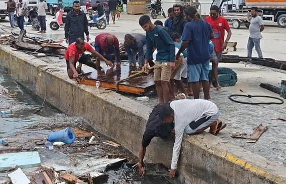 މާފުށީ ފަރަށް އެރި ސަފާރީގެ ބައިތައް ނަގަން ފަށައިފި