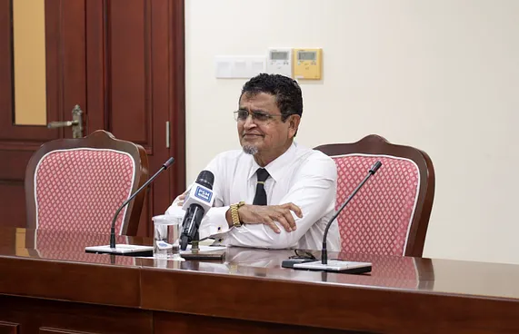 އައިކޮމް އަށް އަޒީޒް އައްޔަންކުރަން ރުހުންދީފި