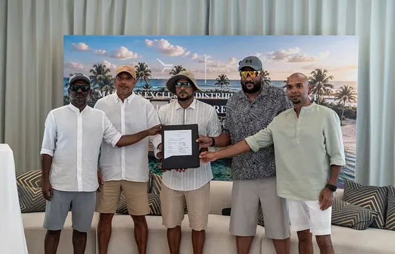 އެކްސްޕްލޯމާގެ ޑިސްޓްރިބިއުޓަކަށް އިއޮންގްރިޑް