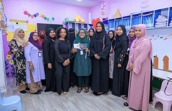 ޓީޗަރުންނަށް ހޯކްސްގެ ހާއްސަ ހަދިޔާ ސްމާޓް ރީފިއުލިން ވައުޗާ
