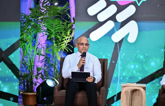 އިގުތިސާދު ރަނގަޅުކުރަން އަލިމަގު ފެންނަން ފަށައިފި: ޒަރީރު