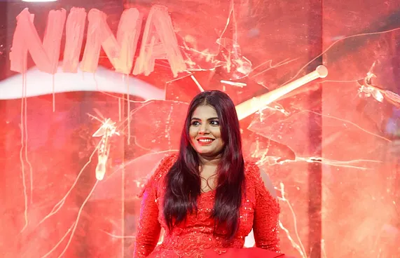 ދިވެހި ފިލްމު "ނީނާ"ގެ ރެޑްކާޕެޓްގައި އެ ފިލްމުގެ ލީޑު ރޯލު ކުޅޭ ތަރި، ނުޒުހަތު ޝުއައިބު (ނުޒޫ).-- ފޮޓޯ: ފަޔާޒް މޫސާ | މިހާރު