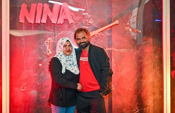 ދިވެހި ފިލްމު "ނީނާ"ގެ ރެޑްކާޕެޓްގައި ފިލްމުގެ ކާސްޓުގައި ހިމެނޭ އެކްޓަރުން ބައިވެރިވަނީ.-- ފޮޓޯ: ފަޔާޒު މޫސާ | މިހާރު