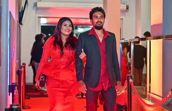 ދިވެހި ފިލްމު "ނީނާ"ގެ ރެޑްކާޕެޓްގައި އެ ފިލްމުގެ ލީޑު ރޯލު ކުޅޭ ތަރި، ނުޒުހަތު ޝުއައިބު (ނުޒޫ) އޭނާގެ ފިރިމީހާއާ އެކު.-- ފޮޓޯ: ފަޔާޒް މޫސާ | މިހާރު