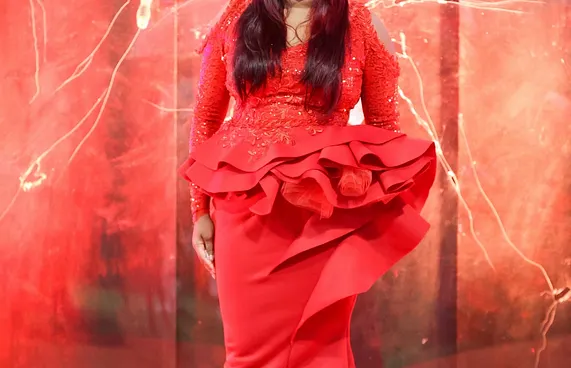 ދިވެހި ފިލްމު "ނީނާ"ގެ ރެޑްކާޕެޓްގައި އެ ފިލްމުގެ ލީޑު ރޯލު ކުޅޭ ތަރި، ނުޒުހަތު ޝުއައިބު (ނުޒޫ).-- ފޮޓޯ: ފަޔާޒް މޫސާ | މިހާރު