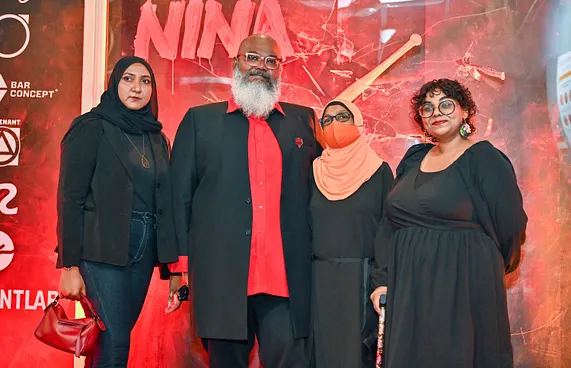 ދިވެހި ފިލްމު "ނީނާ"ގެ ރެޑްކާޕެޓްގައި ޑައިރެކްޓަރު އިލްޔާސް ވަހީދު އޭނާގެ އާއިލާގެ ބަޔަކާ އެކު ފޮޓޯއަކަށް ހުއްޓިގެން.--- ފޮޓޯ: ފަޔާޒު މޫސާ | މިހާރު