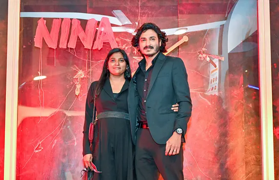 ދިވެހި ފިލްމު "ނީނާ"ގެ ރެޑްކާޕެޓްގައި އެ ފިލްމުގެ ލީޑު ރޯލު ކުޅޭ ތަރި، ޝަރަފް އަބްދުﷲ، އަންހެނުންނާއެކު ފޮޓޯއަކަށް ހުއްޓިލައިގެން.-- ފޮޓޯ: ފަޔާޒް މޫސާ | މިހާރު