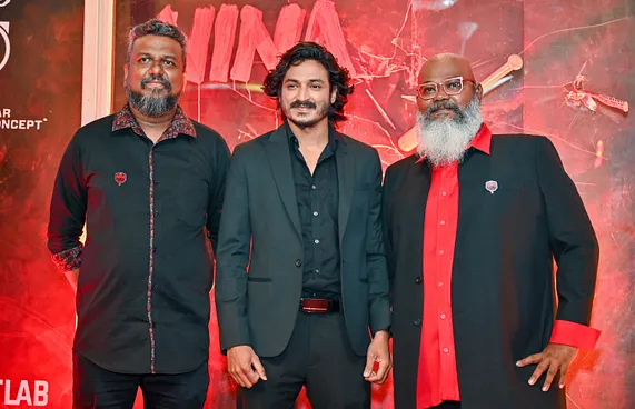 ދިވެހި ފިލްމު "ނީނާ"ގެ ރެޑްކާޕެޓްގައި އެ ފިލްމުގެ ޑައިރެކްޓަރު އިލްޔާސް ވަހީދު އާއި ލީޑު ރޯލު ކުޅޭ ތަރި، ޝަރަފް އަބްދުﷲ، ޕްރޮޑިއުސަރަކާއެކު.-- ފޮޓޯ: ފަޔާޒް މޫސާ | މިހާރު