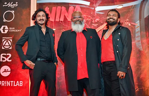 ދިވެހި ފިލްމު "ނީނާ"ގެ ރެޑްކާޕެޓްގައި އެ ފިލްމުގެ ޑައިރެކްޓަރު އިލްޔާސް ވަހީދު (މ) އާއި ލީޑު ރޯލު ކުޅޭ ތަރި، ޝަރަފް އަބްދުﷲ (ވ) އަދި އެކްޓަރު އިފްނާޒް ފިރާގު.-- ފޮޓޯ: ފަޔާޒް މޫސާ | މިހާރު