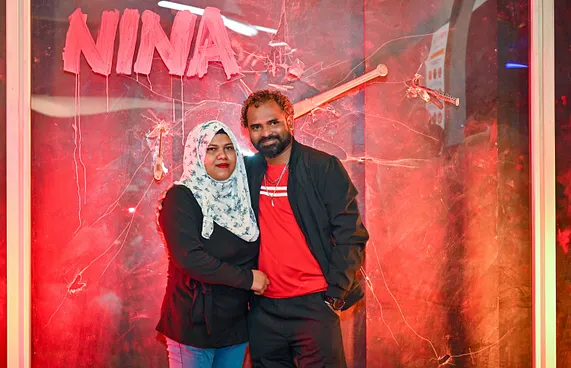 ދިވެހި ފިލްމު "ނީނާ"ގެ ރެޑްކާޕެޓްގައި ފިލްމުގެ ކާސްޓުގައި ހިމެނޭ އެކްޓަރުން ބައިވެރިވަނީ.-- ފޮޓޯ: ފަޔާޒު މޫސާ | މިހާރު