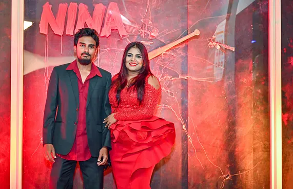 ދިވެހި ފިލްމު "ނީނާ"ގެ ރެޑްކާޕެޓްގައި އެ ފިލްމުގެ ލީޑު ރޯލު ކުޅޭ ތަރި، ނުޒުހަތު ޝުއައިބު (ނުޒޫ) އޭނާގެ ފިރިމީހާއާ އެކު.-- ފޮޓޯ: ފަޔާޒް މޫސާ | މިހާރު