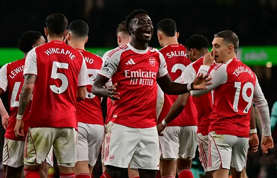 ވުލްވްސް އިން ބައިކޮޅަށް ޖެހި ގޯލުން އާސެނަލަށް މޮޅެއް