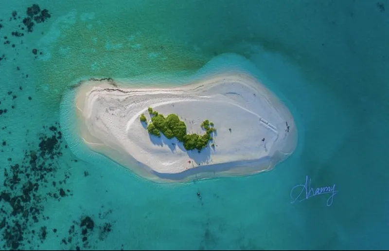 ޓޫރިސްޓުން ފިނޮޅުތަކުގައި މަޖާ ނަގަން، ދޫނިތައް ނުޖެއްސި ބޯމަތީގައި