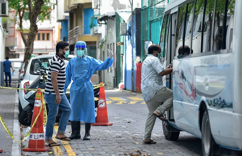 ކޮވިޑްގެ ނުބައި ނަތީޖާއަކާ އެކު އާއިލާއެއް ހާލުގައި ޖެހިފައި!