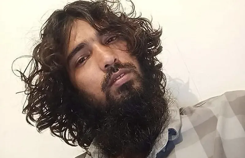 ވިޔަފާރި ބަނދަރުގައި ވެއްޓުނު ކާޕެޓް ރޯލް ދަށުވި ޒުވާނާ މަރުވެއްޖެ