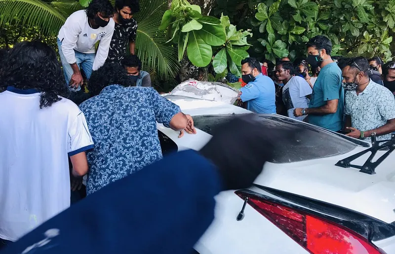 މުޅި ދުވަސް ދެ ރަހުމަތްތެރިންނާ އެކު، ދެން ފެނުނީ އެ ބިރުވެރި މަންޒަރު