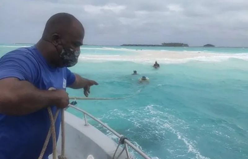 ފިނޮޅެއްގައި ހާލުގައި ޖެހިފައި ތިބި ބަޔަކު ސަލާމަތްކޮށްފި