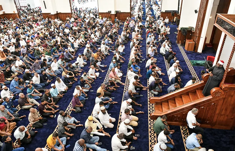 މިސްކިތްތަކުގައި ނަމާދުކުރާ އިމާމުންނަށް ހާއްސަ ހެދުމެއް ޑިޒައިން ކުރަން ހުޅުވާލަނީ