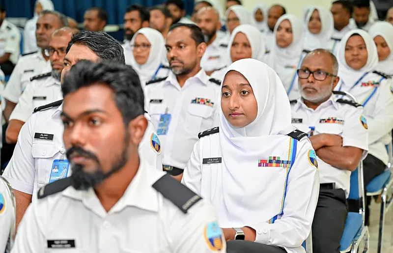 ކަސްޓަމްސްއަށް 26 މުވައްޒަފުން ހޯދަނީ