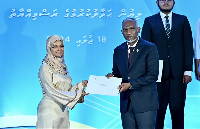 ރައީސްގެ ސްކޮލަޝިޕްގައި ބޭނުން ދާއިރާއަކުން ކިޔެވޭ ގޮތަށް އަލުން ބަދަލުކޮށްފި