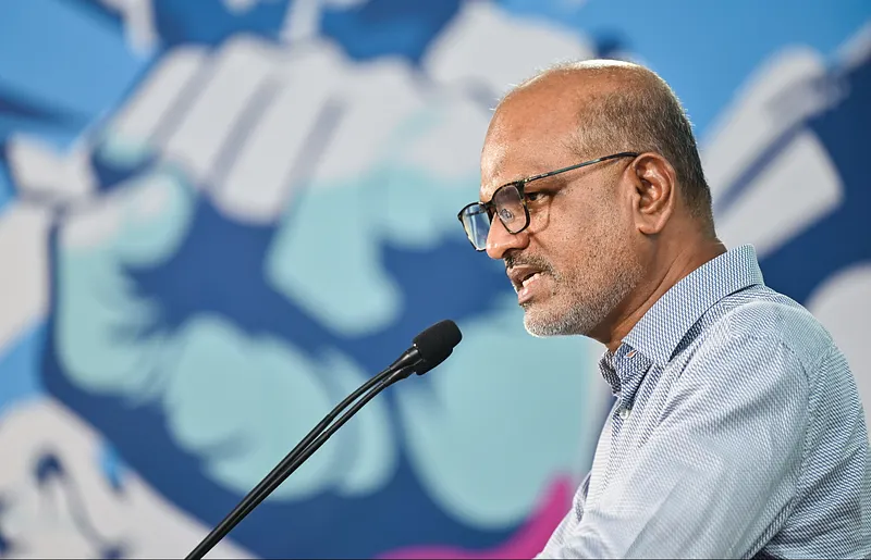 ދެ އިންތިހާބު އެއް ދުވަހެއްގައި ނުބޭއްވުމަކީ ގާނޫނުއަސާސީގެ މުސައްނިފުންގެ ވިސްނުމެއް ނޫން: ނާޒިމް