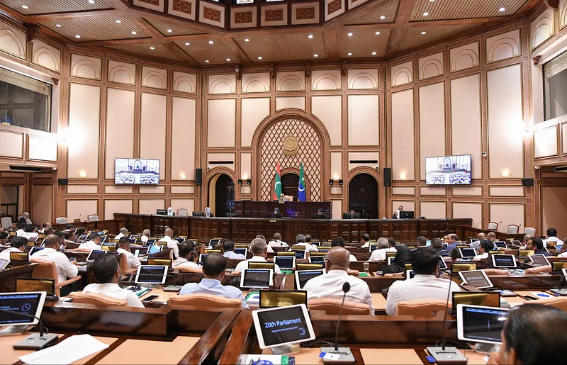 މަޖިލީހުގެ ރައީސާއި މިނިސްޓަރުން އަދި ކައުންސިލަރުންގެ މުސާރަ ބޮޑުކުރަން ކޮމިޓީން ފާސްކޮށްފި