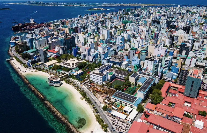 ސުނާމީ ބިނާއިން ފެށިގެން ސޯޝަލް ސެންޓަރާ ހަމައަށް މަގު ބަންދުކުރަނީ