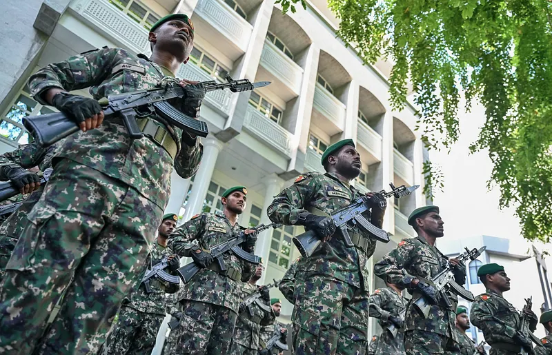 ސިފައިންގެއިން 17 އަހަރު ކުރިން ވަކިކުރި މީހަކަށް ވަޒީފާ އާއި ހަތް އަހަރުގެ މުސާރަ ދޭން ހުކުމްކޮށްފި