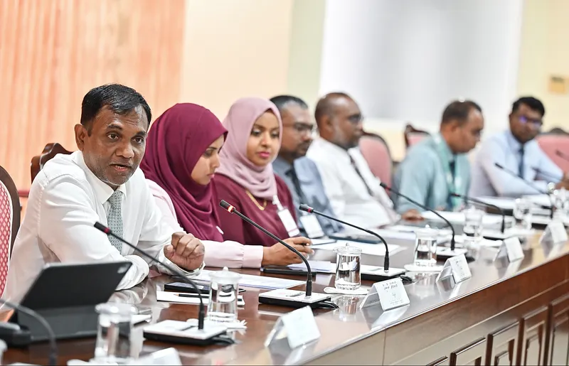 ވިހެއުމުން ހަ މަސް ދުވަހުގެ ޗުއްޓީ ނެގުމުން ޕްރޮމޯޝަން ނުލިބޭ އުސޫލު ބަދަލުކުރަން ޕެޓިޝަނަކަށް ސޮއި ހޯދަން ފަށައިފި