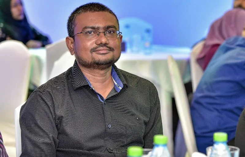 އިންސާފުވެރިކޮށް މަސައްކަތްކުރަން ގޮންޖެހުންތައް ހުރި ކަމަށް ވިދާޅުވެ މީޑިއާ ކޮމިޝަންގެ ރައީސް ފަރުޝަތު އިސްތިއުފާދެއްވައިފި