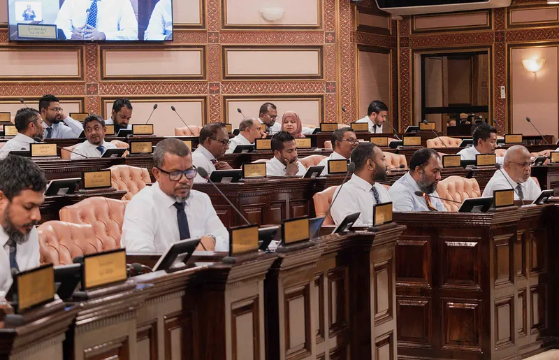 މެންބަރުންގެ ހެލްތު އިންޝުއަރެންސް ކަނޑާލަން ގޮވާލާ ޕެޓިޝަންގެ ސޮއި 5،000 އިން މައްޗަށް