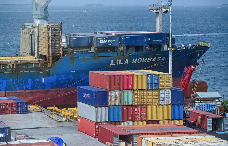 ލަންކާގައި ހުރި 2،500 ކޮންޓެއިނާ އަންނަ ހަފްތާގައި ގެންނަނީ