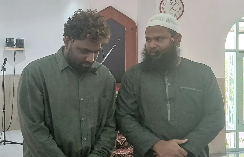 އައްޑޫ ފޭދޫގައި މަސައްކަތްކުރާ ލަންކާ މީހަކު އިސްލާމްވެއްޖެ