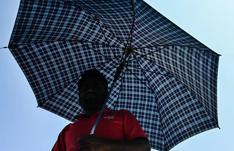 ގަދަ ހޫނުގައި ފިހެން ތިހެން ނޫޅެބަލަ!