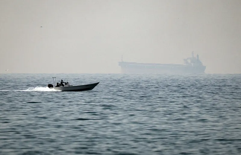 އީރާނުން ހޮރްމޫޒް ކަނޑުއޮޅި އަލުން ބަންދުކޮށްފި